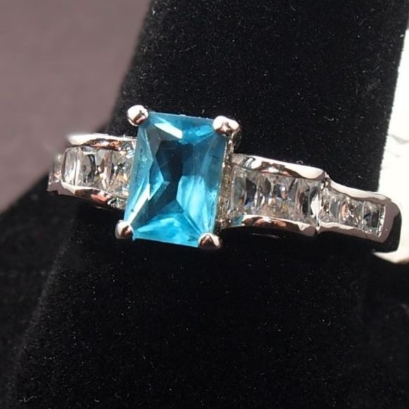 Fashion Jewelry Jewelry - **WoW** Beautiful Fashion / Promise Ring With Blue Ice And White Stones